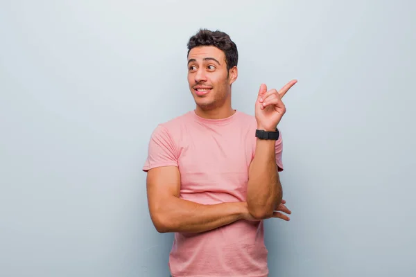 Jovem Homem Árabe Sorrindo Feliz Olhando Para Lados Perguntando Pensando — Fotografia de Stock