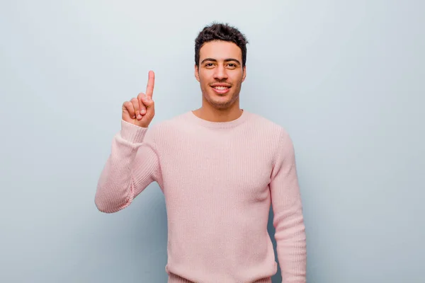 Genç Arap Adam Sevinçle Gülümsüyor Tek Eliyle Yukarıya Bakıyor Gri — Stok fotoğraf