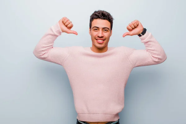 Genç Arap Adam Kendini Gururlu Kibirli Kendinden Emin Hissediyor Tatmin — Stok fotoğraf