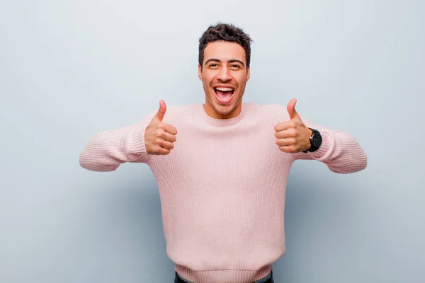 Jovem Árabe Homem Sorrindo Amplamente Olhando Feliz Positivo Confiante Bem — Fotografia de Stock