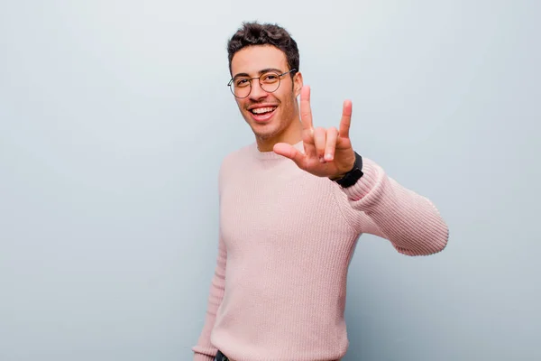 Jovem Homem Árabe Sentindo Feliz Divertido Confiante Positivo Rebelde Fazendo — Fotografia de Stock