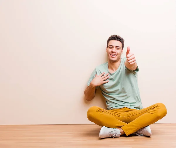 Jovem Árabe Sentindo Orgulhoso Despreocupado Confiante Feliz Sorrindo Positivamente Com — Fotografia de Stock