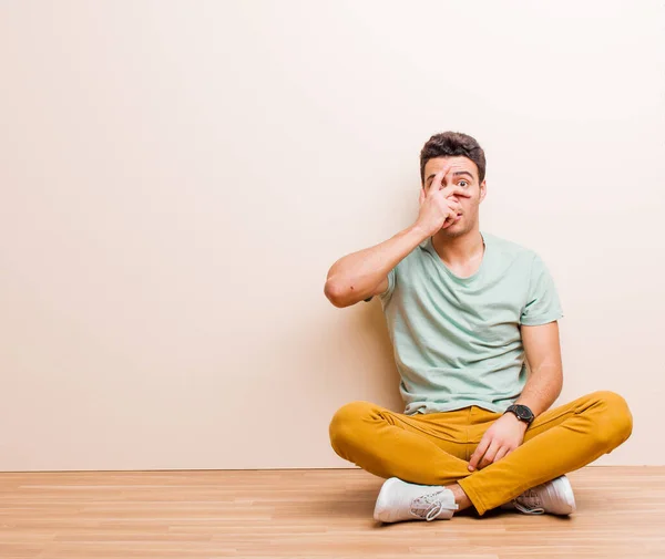 Joven Árabe Que Parece Sorprendido Asustado Aterrorizado Cubriendo Cara Con — Foto de Stock