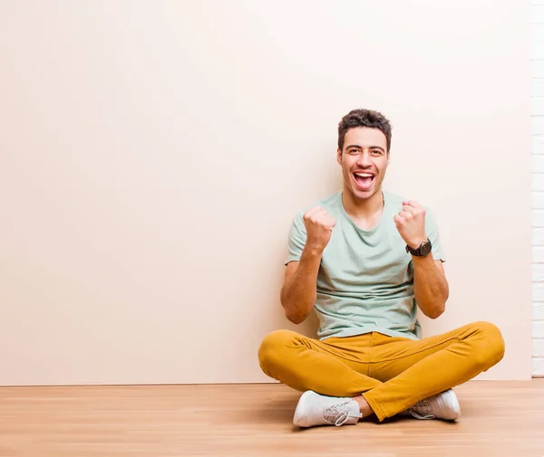 Jovem Árabe Gritando Triunfante Rindo Sentindo Feliz Animado Celebrar Sucesso — Fotografia de Stock