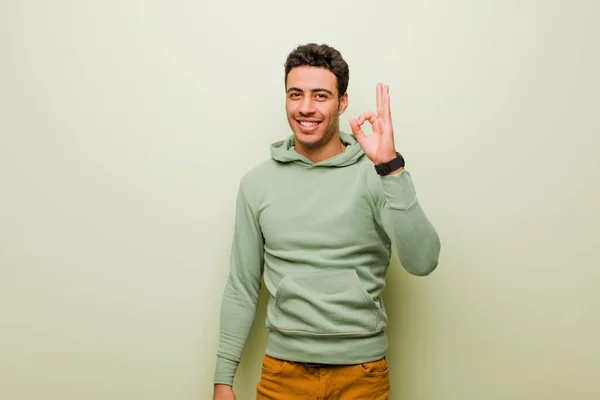 Mladý Arabský Muž Který Cítí Šťastný Uvolněný Spokojený Projevuje Souhlas — Stock fotografie