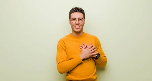 Jovem Homem Árabe Sentindo Romântico Feliz Apaixonado Sorrindo Alegre Segurando — Fotografia de Stock