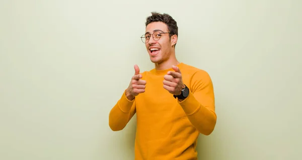 Jonge Arabische Man Glimlachend Met Een Positieve Succesvolle Gelukkige Houding — Stockfoto