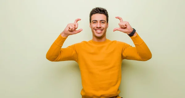 Hombre Árabe Joven Enmarcando Contorneando Propia Sonrisa Con Ambas Manos — Foto de Stock