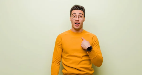 Joven Árabe Mirando Sorprendido Sorprendido Con Boca Abierta Apuntando Mismo —  Fotos de Stock