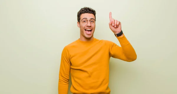 Joven Árabe Sintiéndose Como Genio Feliz Emocionado Después Darse Cuenta —  Fotos de Stock