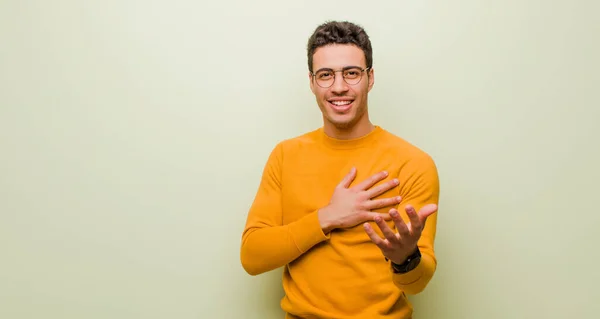 Молодий Арабський Чоловік Відчуває Себе Щасливим Закоханим Посміхаючись Однією Рукою — стокове фото