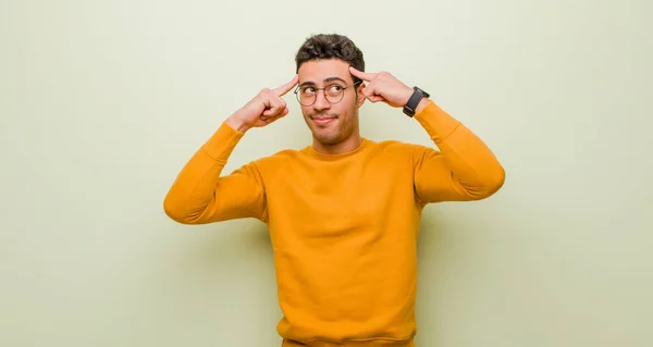 Jeune Homme Arabe Regardant Concentré Réfléchissant Sur Une Idée Imaginant — Photo