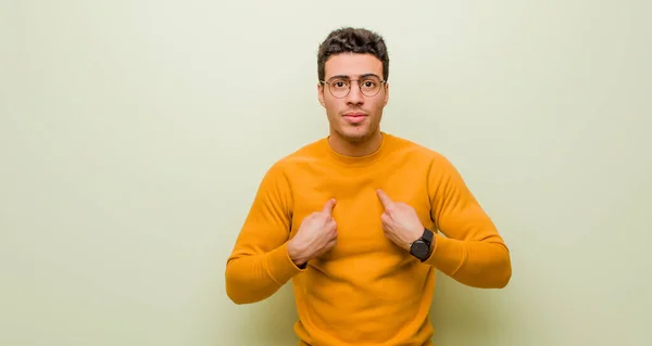 Jovem Homem Árabe Apontando Para Mesmo Com Olhar Confuso Quizzical — Fotografia de Stock