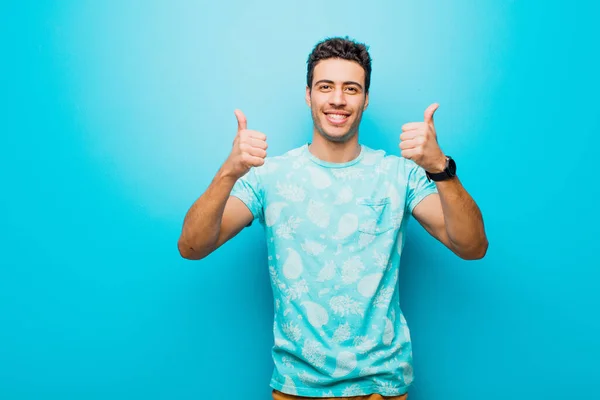 Genç Arap Adam Neşeyle Gülümsüyor Mutlu Görünüyor Kaygısız Pozitif Hissediyor — Stok fotoğraf