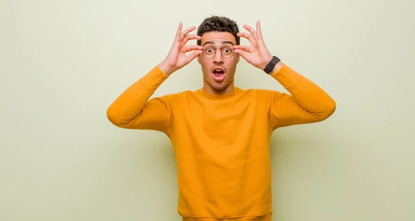 Joven Árabe Sintiéndose Sorprendido Sorprendido Sorprendido Sosteniendo Gafas Con Mirada —  Fotos de Stock