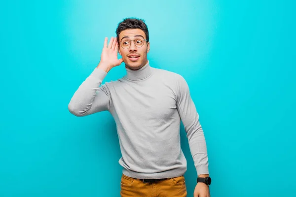 Joven Árabe Sonriendo Mirando Curiosamente Lado Tratando Escuchar Chismes Escuchando — Foto de Stock