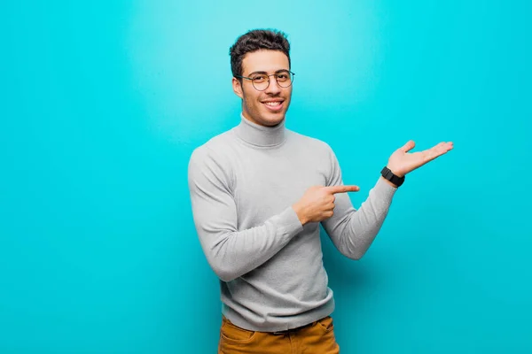 Joven Árabe Sonriendo Sintiéndose Feliz Despreocupado Satisfecho Apuntando Concepto Idea —  Fotos de Stock