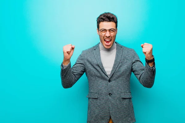 Joven Árabe Sintiéndose Feliz Sorprendido Orgulloso Gritando Celebrando Éxito Con — Foto de Stock