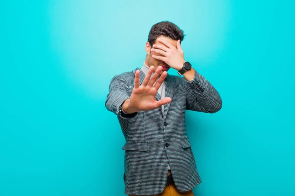 Jonge Arabische Man Bedekken Gezicht Met Hand Zetten Andere Hand — Stockfoto