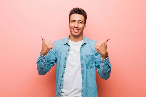 Joven Árabe Sonriendo Alegremente Luciendo Feliz Sintiéndose Despreocupado Positivo Con —  Fotos de Stock