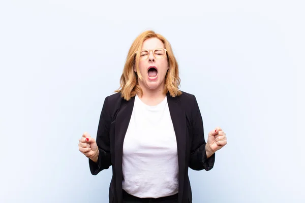 Mujer Mediana Edad Gritando Agresivamente Mirando Muy Enojado Frustrado Indignado —  Fotos de Stock