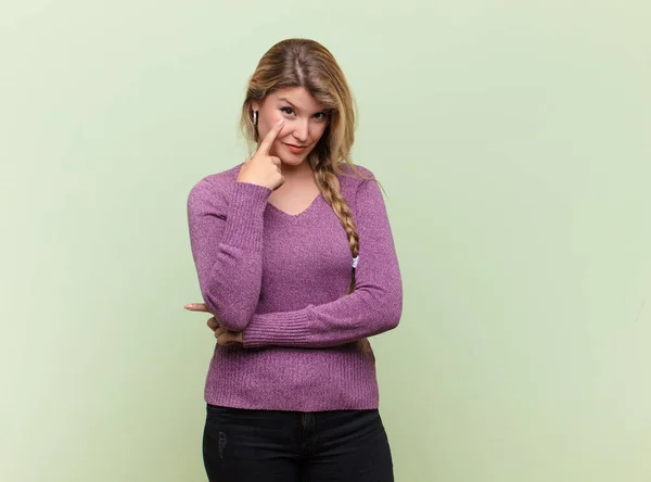 Young Pretty Latin Woman Keeping Eye You Trusting Watching Staying — Stock Photo, Image