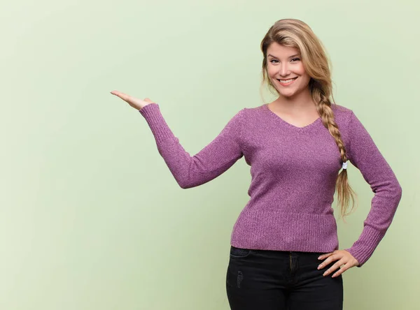 Jong Mooi Latijn Vrouw Glimlachend Zelfverzekerd Succesvol Gelukkig Tonen Concept — Stockfoto