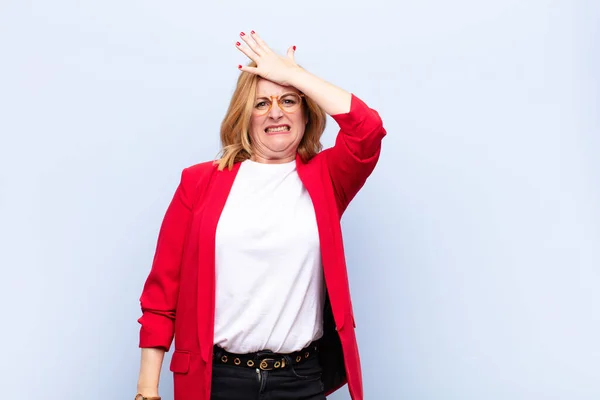 Middle age woman raising palm to forehead thinking oops, after making a stupid mistake or remembering, feeling dumb — стоковое изображение Middle Age Woman Raising Palm Forehead Thinking Oops Making Stupid Лицензионные Стоковые Изображения