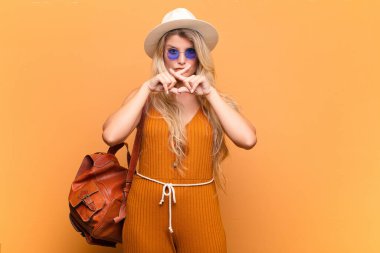  Ciddi ve hoşnutsuz görünüyor. İki parmağın önde olsun, reddedilmek üzere, sessizlik istiyorsun.