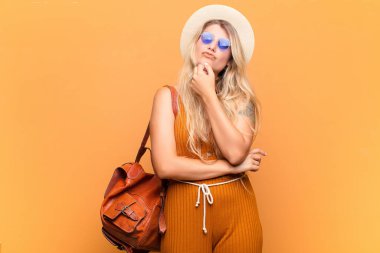  Düşünmek, düşünmek ve şaşırmak, farklı seçeneklerle, hangi kararı vereceğimi merak etmek.