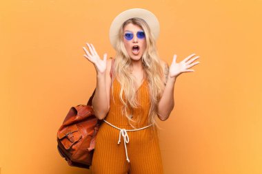  Son derece şok olmuş ve şaşırmış, endişeli ve paniklemiş hissediyorum, stresli ve korkmuş bir bakışla