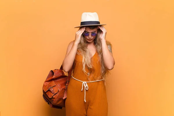 Giovane Bella Donna Latina Cercando Stressato Frustrato Lavorando Sotto Pressione — Foto Stock