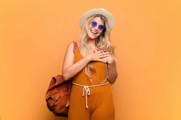 Jovem Mulher Latina Bonita Sentindo Romântico Feliz Apaixonado Sorrindo Alegre — Fotografia de Stock