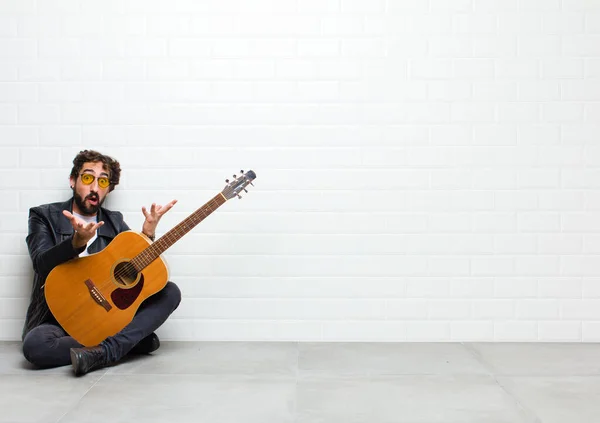 Joven Con Guitarra Acústica Suelo — Foto de Stock