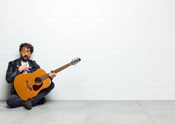 Joven Con Guitarra Sobre Fondo Pared Ladrillo — Foto de Stock