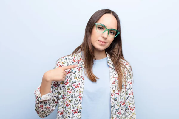 Joven Bonita Mujer Buscando Orgulloso Seguro Feliz Sonriendo Señalando Mismo — Foto de Stock