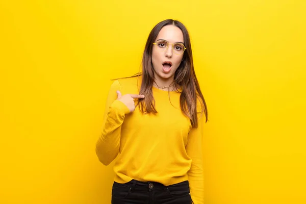 Young Pretty Woman Looking Shocked Surprised Mouth Wide Open Pointing — Stock Photo, Image