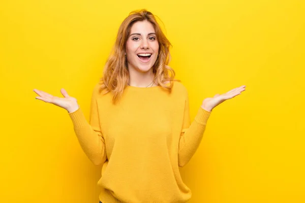 Ung Söt Blond Kvinna Känner Sig Glad Upphetsad Förvånad Eller — Stockfoto