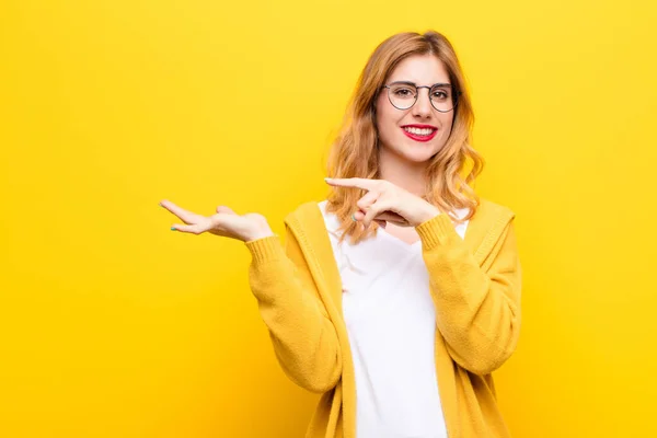 Jovem Mulher Loira Bonita Sorrindo Alegremente Apontando Para Copiar Espaço — Fotografia de Stock