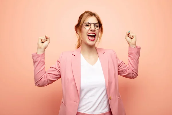 Ung Söt Blond Kvinna Känner Sig Glad Överraskad Och Stolt — Stockfoto