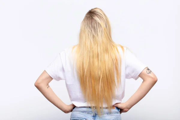Ung Söt Blond Kvinna Känner Sig Förvirrad Eller Full Eller — Stockfoto