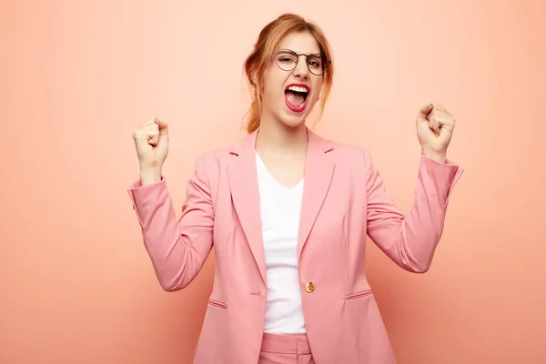 Ung Söt Blond Kvinna Känner Sig Lycklig Positiv Och Framgångsrik — Stockfoto