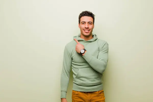 Jonge Arabische Man Die Vrolijk Glimlacht Zich Gelukkig Voelt Naar — Stockfoto