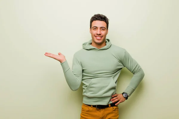 Молодий Арабський Чоловік Посміхається Відчуває Себе Впевненим Успішним Щасливим Показуючи — стокове фото