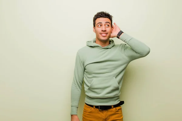 Mladý Arabský Muž Usmívá Zvědavě Dívá Stranou Pokouší Poslouchat Klepy — Stock fotografie