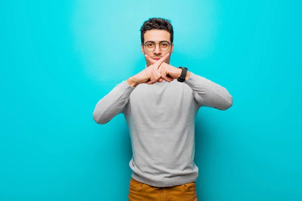 Joven Árabe Mirando Serio Disgustado Con Ambos Dedos Cruzados Por — Foto de Stock