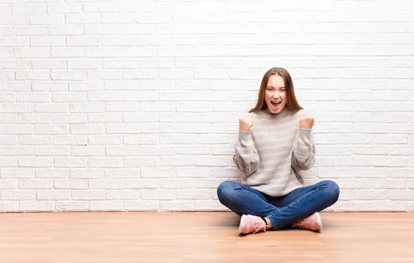 Junge Blonde Hübsche Mädchen Fühlen Sich Schockiert Aufgeregt Und Glücklich — Stockfoto