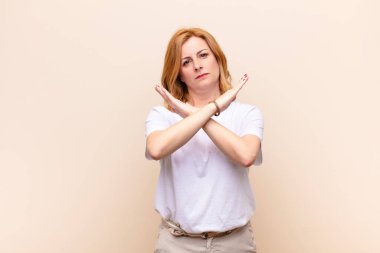 Orta yaşlı bir kadın senin tavırlarından rahatsız ve bıkkın görünüyor. Yeter artık! Eller önde çapraz, durmanı söylüyor.