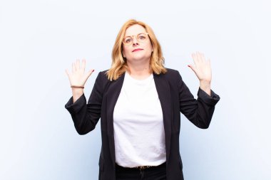 Orta yaşlı bir kadın gergin, endişeli ve endişeli görünüyor. Benim hatam olmadığını söylüyor. Yoksa ben yapmadım. 