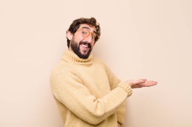 Genç, havalı bir adam neşeyle gülümsüyor, mutlu hissediyor ve fotokopi odasında bir konsept gösteriyor.